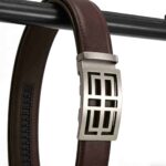 Detailed image of the automatic buckle on men's ratchet belt wholesale products.